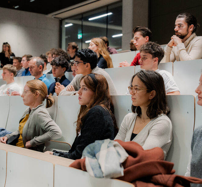 Studierende sitzen in Raum